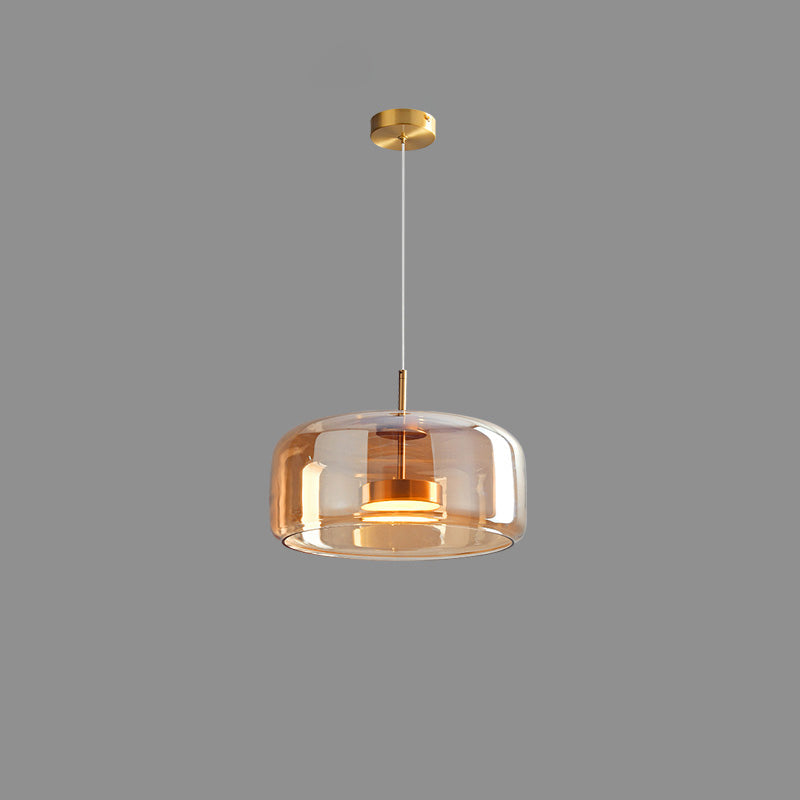 Suspension lumineuse en verre soufflé, design élégant et moderne.  Luminaire intérieur, forme tambour, ambiance chaleureuse.
