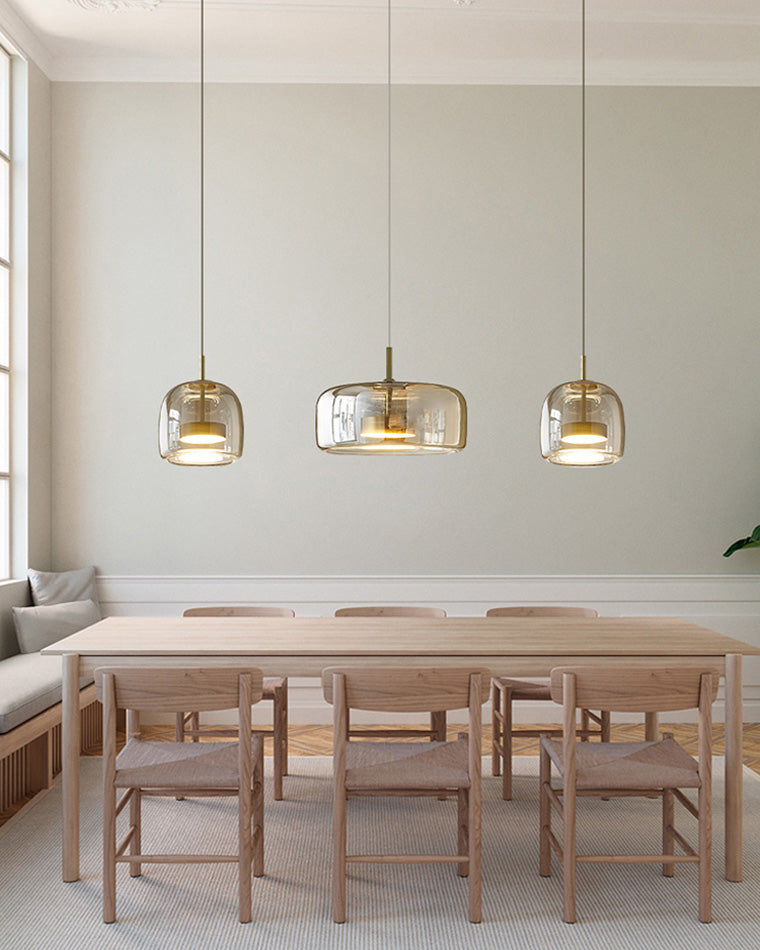 Suspension lumineuse en verre soufflé, design élégant et moderne.  Luminaire intérieur, forme tambour, ambiance chaleureuse.