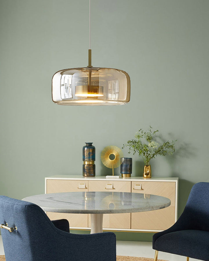 Suspension lumineuse en verre soufflé, design élégant et moderne.  Luminaire intérieur, forme tambour, ambiance chaleureuse.