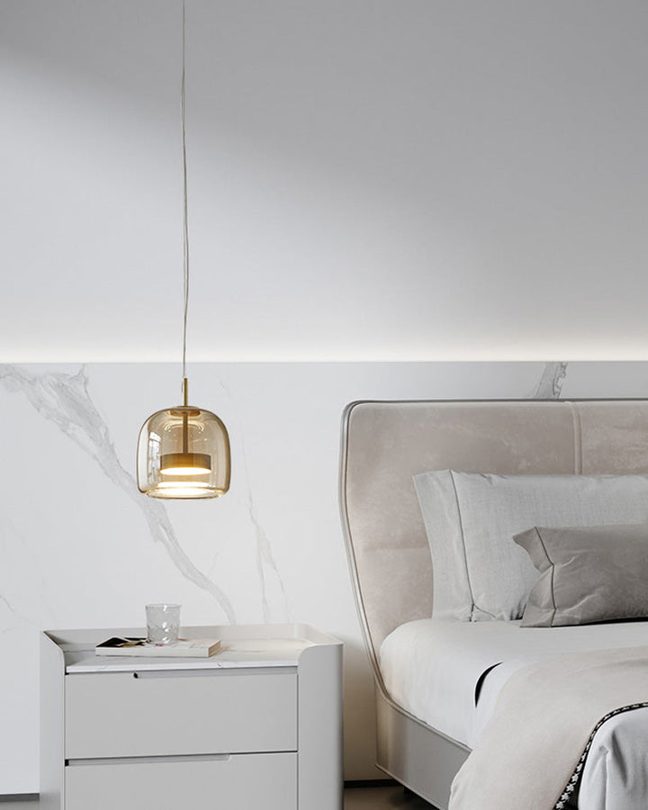 Suspension lumineuse en verre soufflé, design élégant et moderne.  Luminaire intérieur, forme tambour, ambiance chaleureuse.