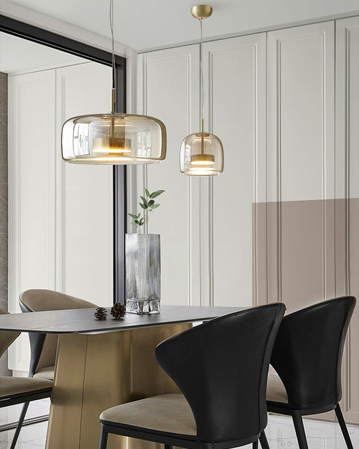 Suspension lumineuse en verre soufflé, design élégant et moderne.  Luminaire intérieur, forme tambour, ambiance chaleureuse.