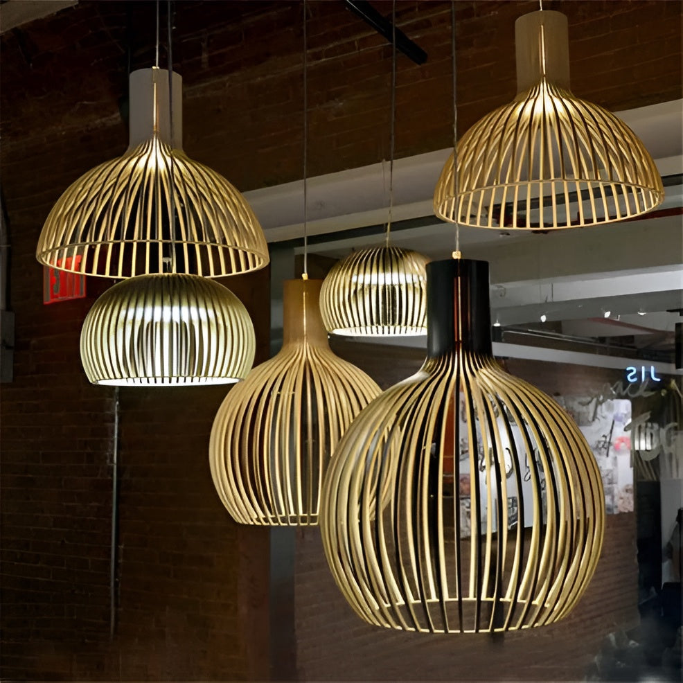 Suspension lumineuse vintage, design cage en bois naturel. Style rétro, éclairage doux et chaleureux.