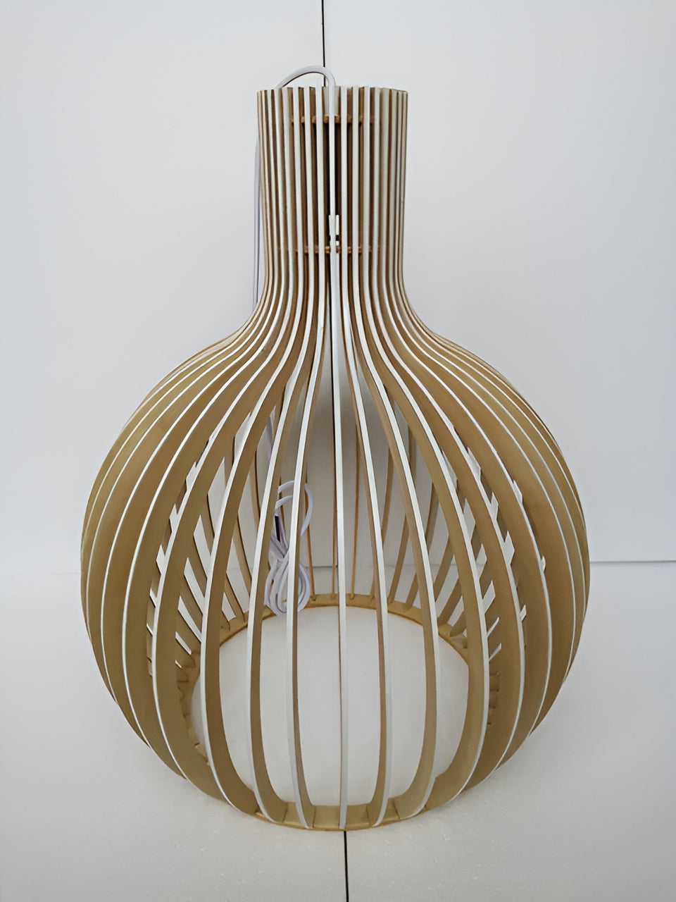 Suspension lumineuse vintage, design cage en bois naturel. Style rétro, éclairage doux et chaleureux.