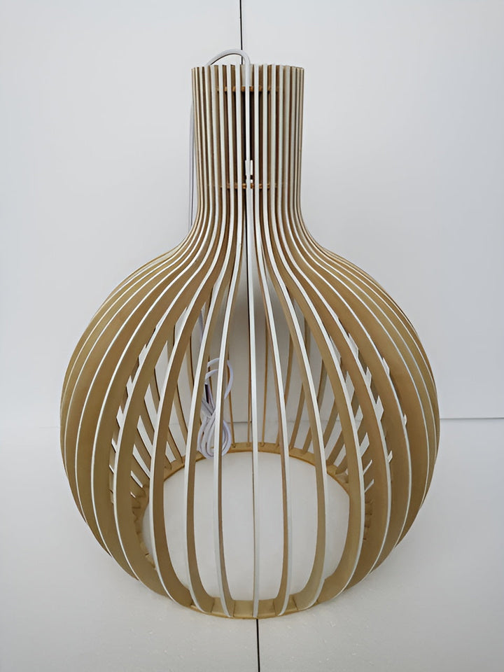 Suspension lumineuse vintage, design cage en bois naturel. Style rétro, éclairage doux et chaleureux.