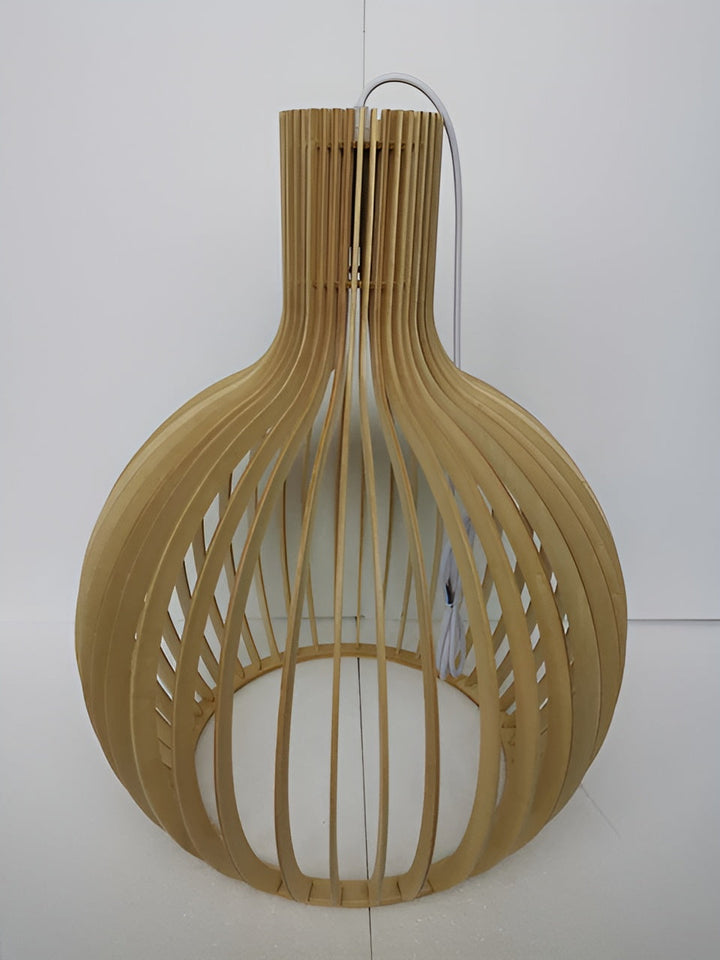 Suspension lumineuse vintage, design cage en bois naturel. Style rétro, éclairage doux et chaleureux.