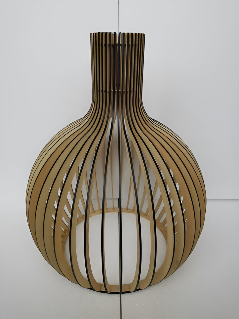 Suspension lumineuse vintage, design cage en bois naturel. Style rétro, éclairage doux et chaleureux.