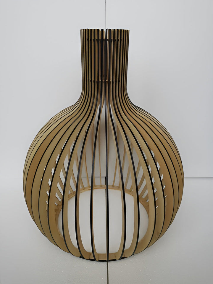 Suspension lumineuse vintage, design cage en bois naturel. Style rétro, éclairage doux et chaleureux.