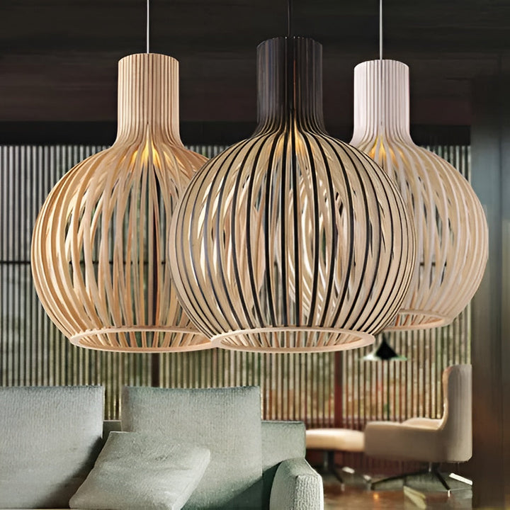 Suspension lumineuse vintage, design cage en bois naturel. Style rétro, éclairage doux et chaleureux.