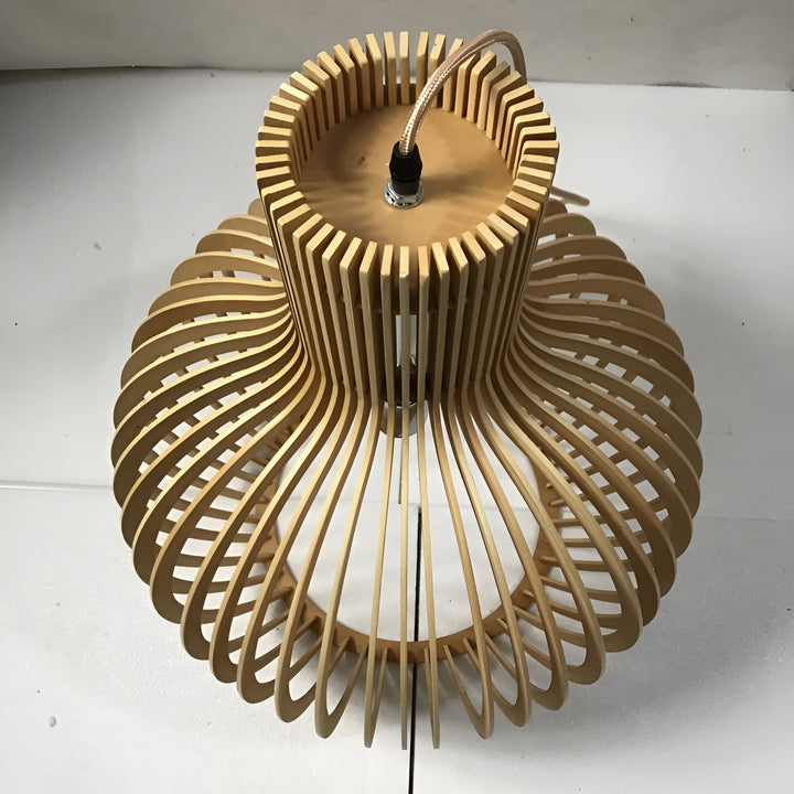 Suspension lumineuse vintage, design cage en bois naturel. Style rétro, éclairage doux et chaleureux.