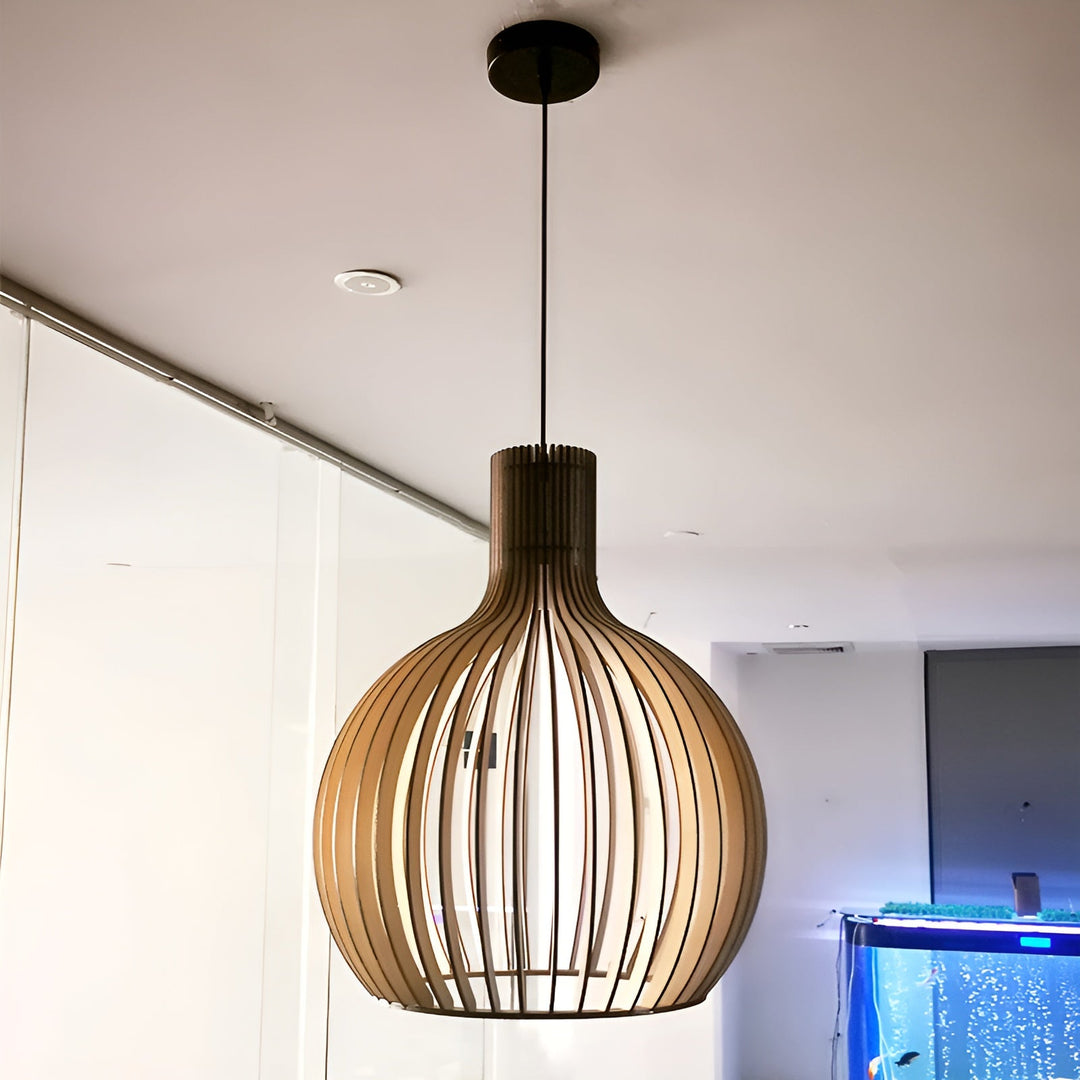 Suspension lumineuse vintage, design cage en bois naturel. Style rétro, éclairage doux et chaleureux.
