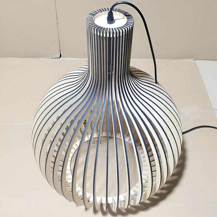 Suspension lumineuse vintage, design cage en bois naturel. Style rétro, éclairage doux et chaleureux.