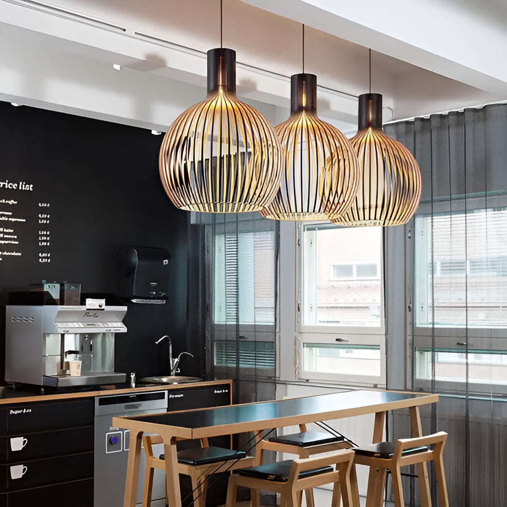 Suspension lumineuse vintage, design cage en bois naturel. Style rétro, éclairage doux et chaleureux.