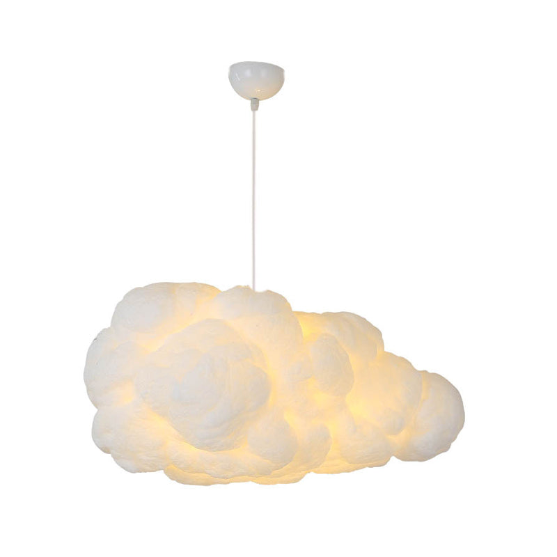 Suspension nuage blanche moderne, éclairage doux pour chambre. Déco intérieure élégante.