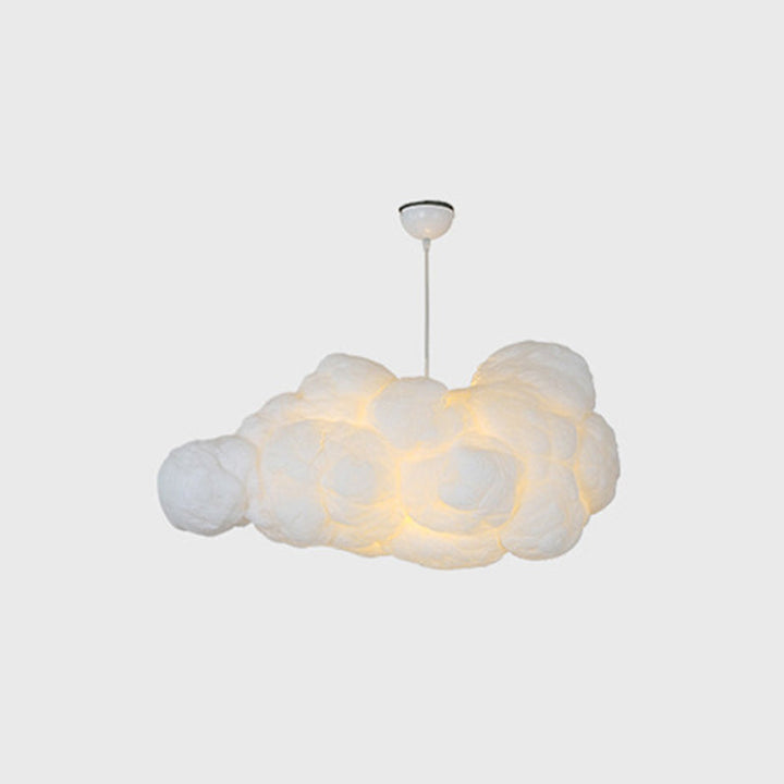 Suspension nuage blanche moderne, éclairage doux pour chambre. Déco intérieure élégante.