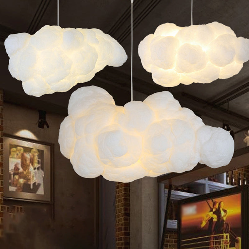 Suspension nuage blanche moderne, éclairage doux pour chambre. Déco intérieure élégante.
