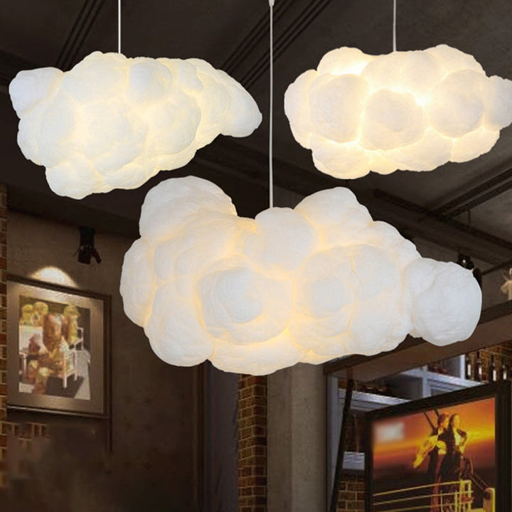 Suspension nuage blanche moderne, éclairage doux pour chambre. Déco intérieure élégante.