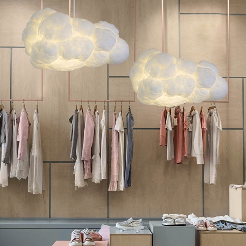 Suspension nuage blanche moderne, éclairage doux pour chambre. Déco intérieure élégante.