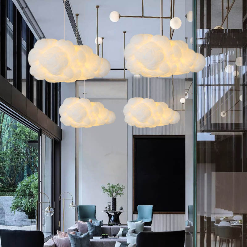 Suspension nuage blanche moderne, éclairage doux pour chambre. Déco intérieure élégante.