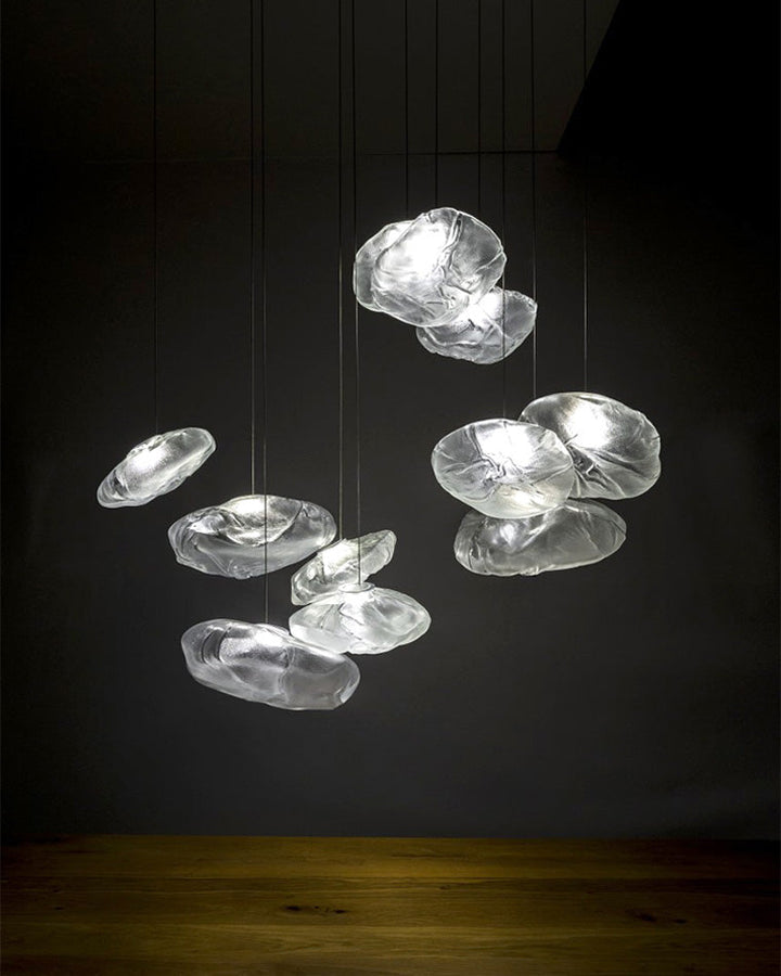 Suspension nuage en verre soufflé, éclairage design, luminaire élégant et aérien.