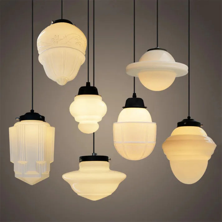 Suspension vintage blanche, design géométrique. Verre opalin, lumière douce. Décoration intérieure élégante.