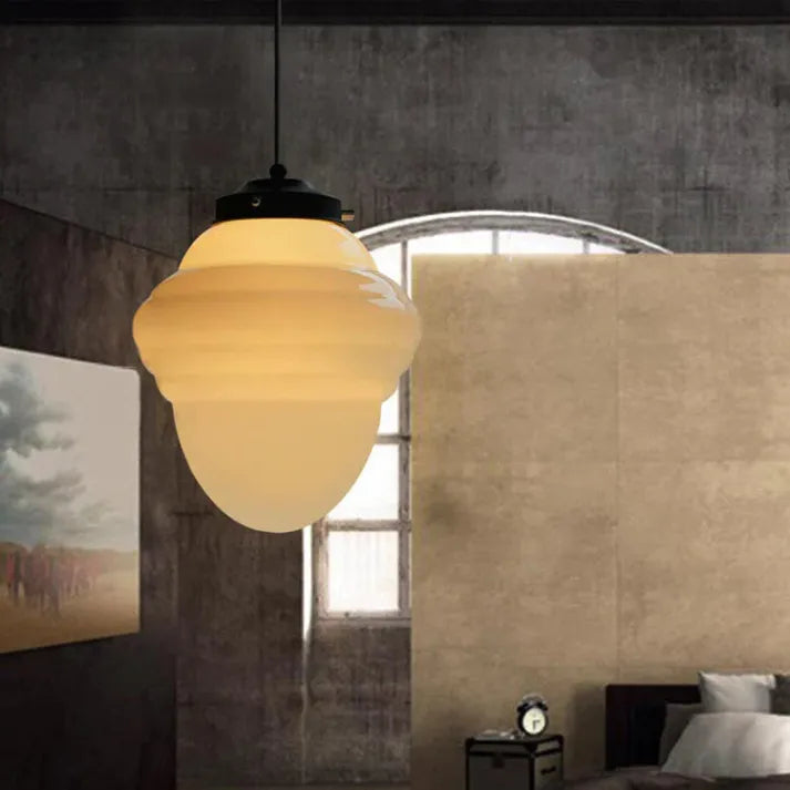 Suspension vintage blanche, design géométrique. Verre opalin, lumière douce. Décoration intérieure élégante.