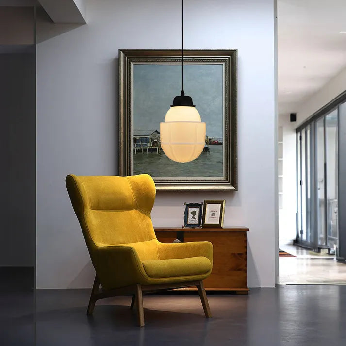 Suspension vintage blanche, design géométrique. Verre opalin, lumière douce. Décoration intérieure élégante.