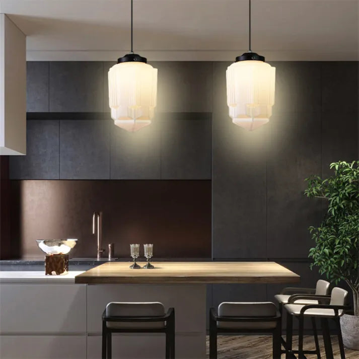Suspension vintage blanche, design géométrique. Verre opalin, lumière douce. Décoration intérieure élégante.