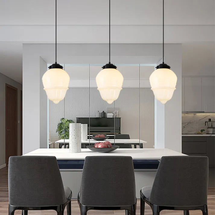 Suspension vintage blanche, design géométrique. Verre opalin, lumière douce. Décoration intérieure élégante.