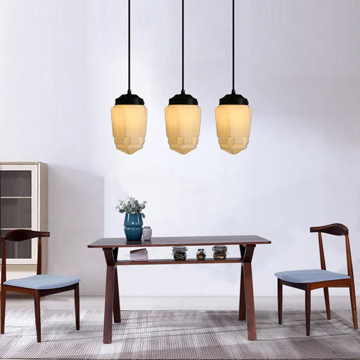 Suspension vintage blanche, design géométrique. Verre opalin, lumière douce. Décoration intérieure élégante.
