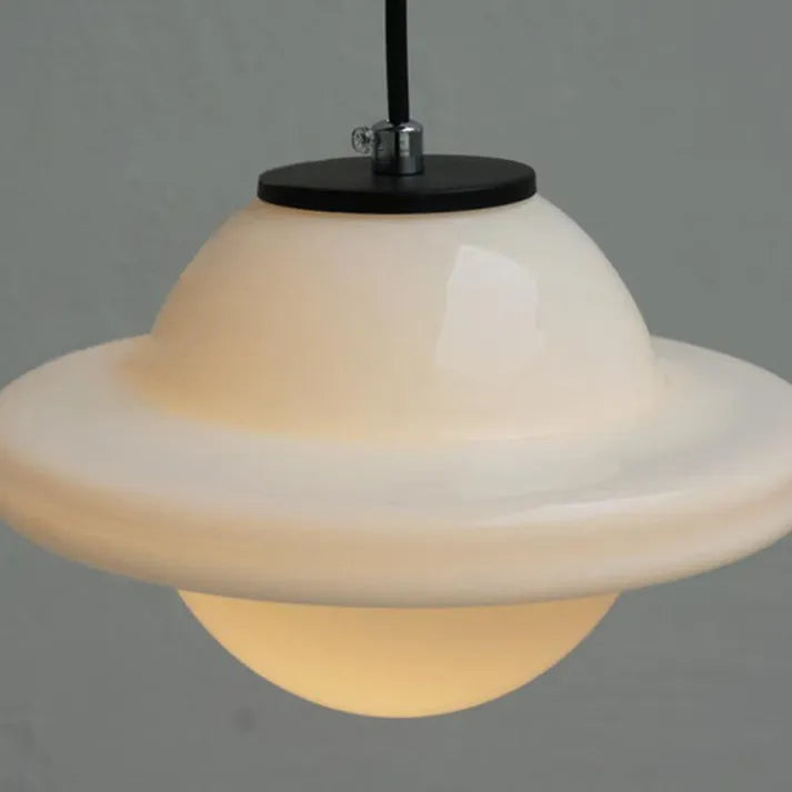 Suspension vintage blanche, design géométrique. Verre opalin, lumière douce. Décoration intérieure élégante.
