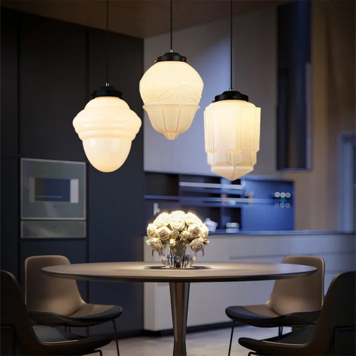 Suspension vintage blanche, design géométrique. Verre opalin, lumière douce. Décoration intérieure élégante.