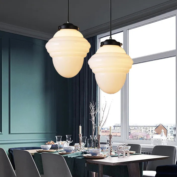 Suspension vintage blanche, design géométrique. Verre opalin, lumière douce. Décoration intérieure élégante.