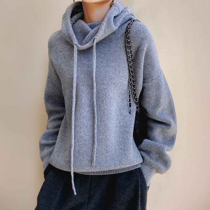 Femme portant un sweat à capuche gris confortable, coupe décontractée, parfait pour le quotidien. Vêtement polyvalent.