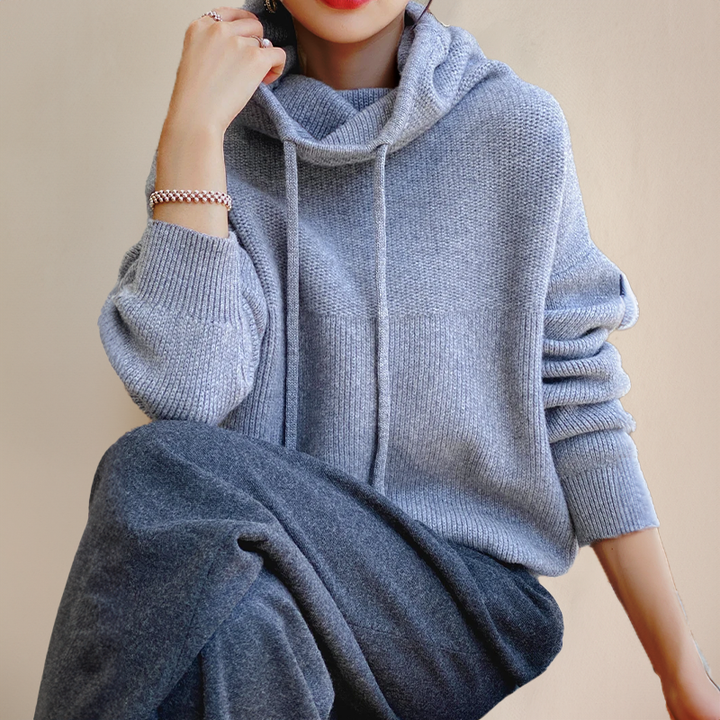 Gros plan d'un sweat à capuche femme, texture douce et douillette, couleur unie, pour un confort optimal en hiver.