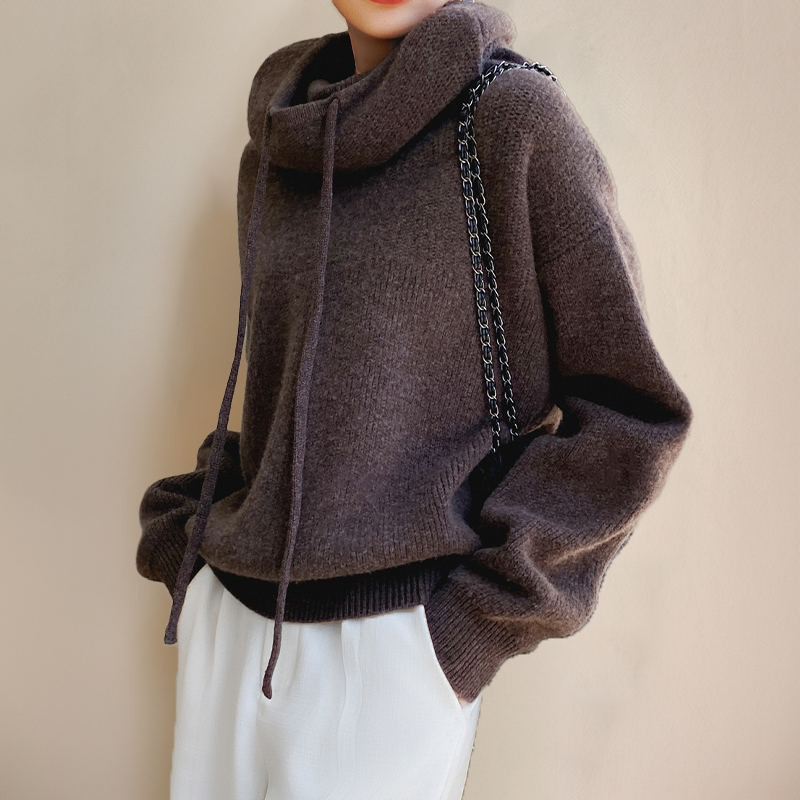 Sweat à capuche femme noir élégant et décontracté, vêtement essentiel pour les saisons froides. Douillet et polyvalent.