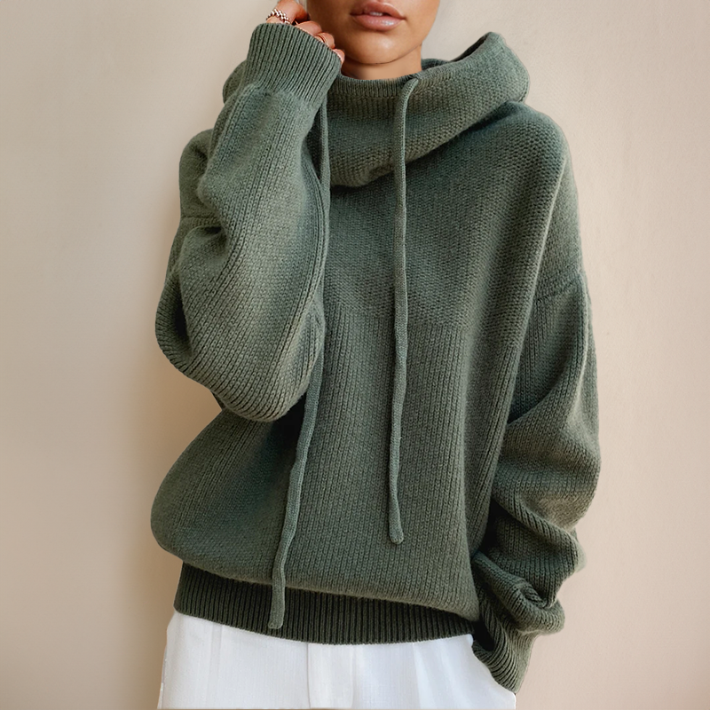 Modèle souriant portant un sweat à capuche femme rose poudré, style casual chic, pour un confort hivernal.