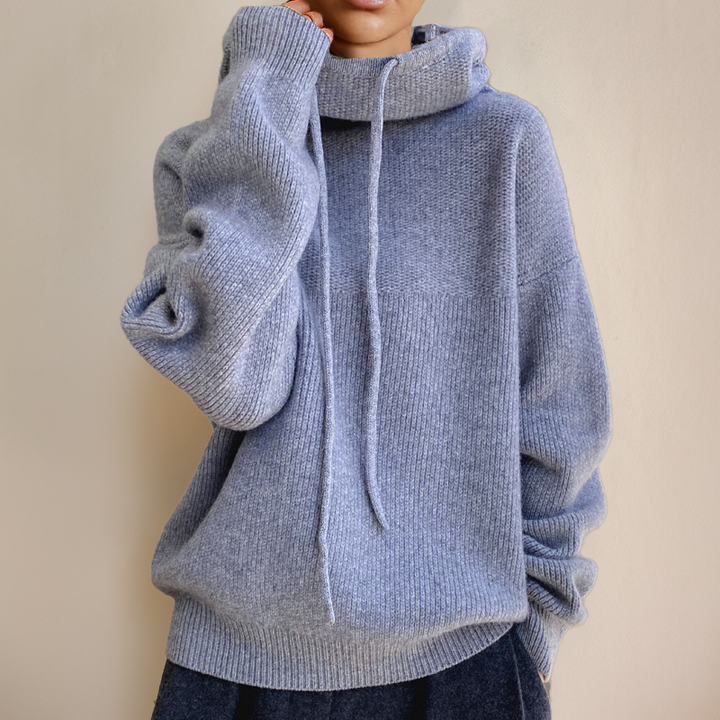 Sweat à capuche femme bleu marine, coupe ample et moderne, parfait pour le cocooning ou un look décontracté automne.