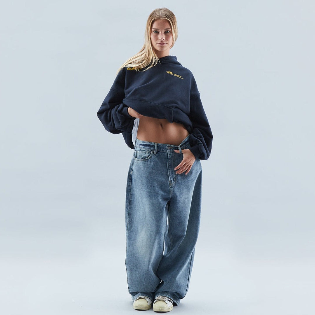 Sweat à capuche femme gris doux, style décontracté. Confortable pour le quotidien et toutes saisons.