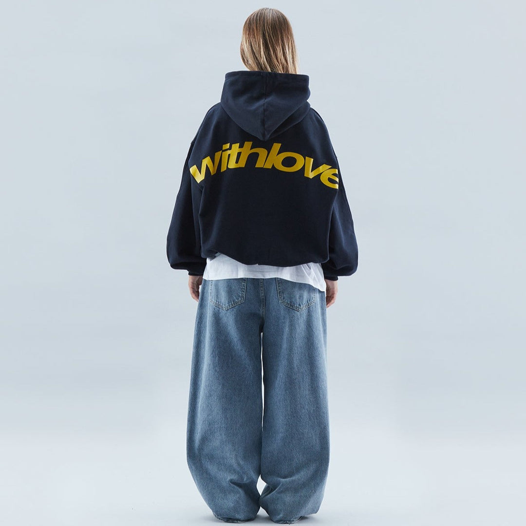 Sweat à capuche femme minimaliste, coupe décontractée pour un style polyvalent et confortable. Idéal streetwear.