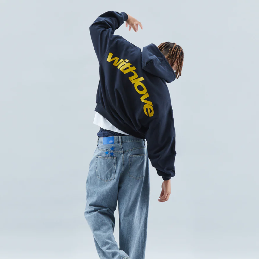 Vêtement homme : sweat à capuche doux et confortable, parfait pour un usage quotidien décontracté.
