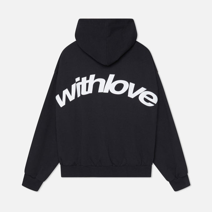 Homme portant un sweat à capuche décontracté, parfait pour un style urbain et quotidien confortable.