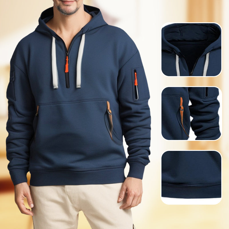 Homme posant en sweat à capuche demi-zip, style décontracté et élégant.