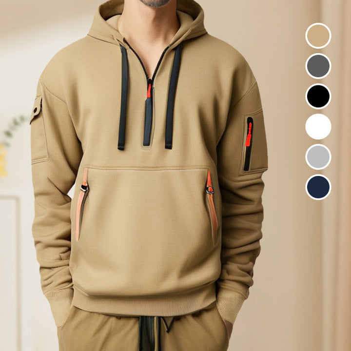 Vue arrière d'un sweat à capuche homme demi-zip, coupe moderne et confortable.