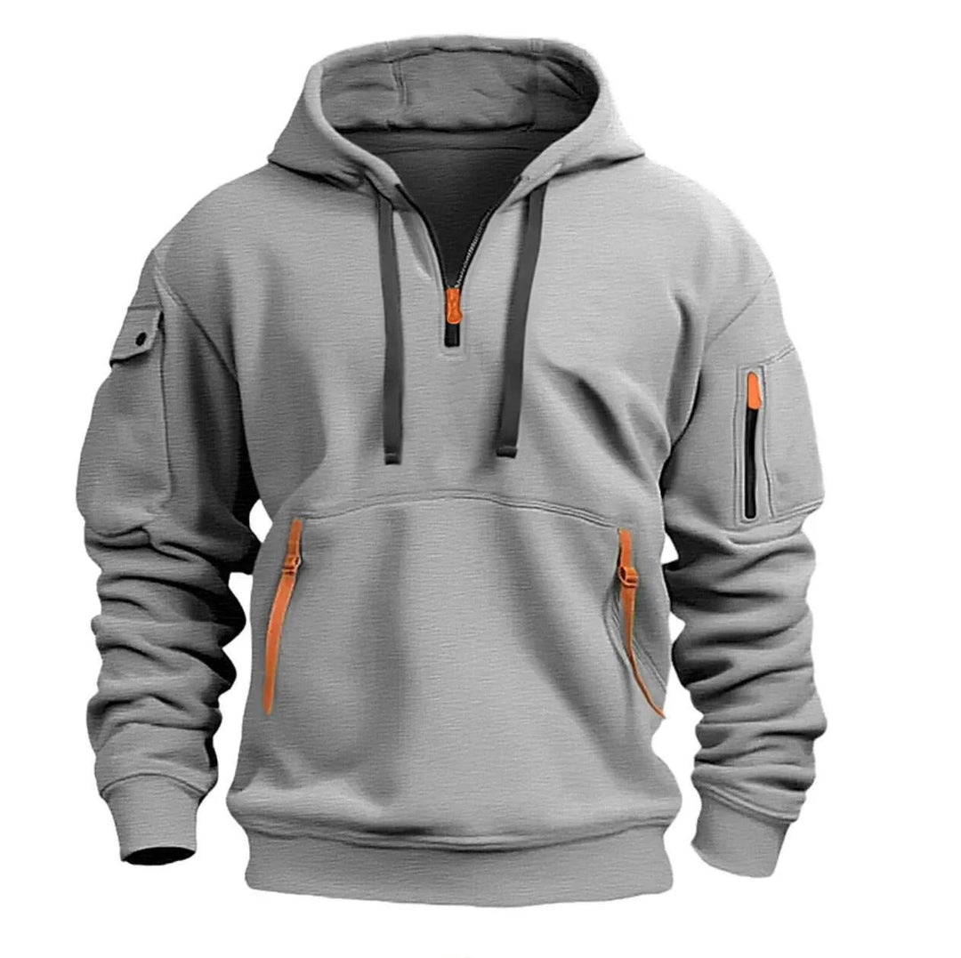 Détail du demi-zip sur sweat à capuche homme, texture douce et coupe moderne.