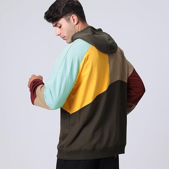 Pull à capuche homme coloré et décontracté. Vêtement urbain tendance, confort moderne assuré.