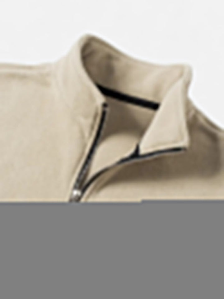 "Sweat-shirt homme à col montant zippé, coupe décontractée, tissu doux beige, idéal pour un style moderne et confortable."