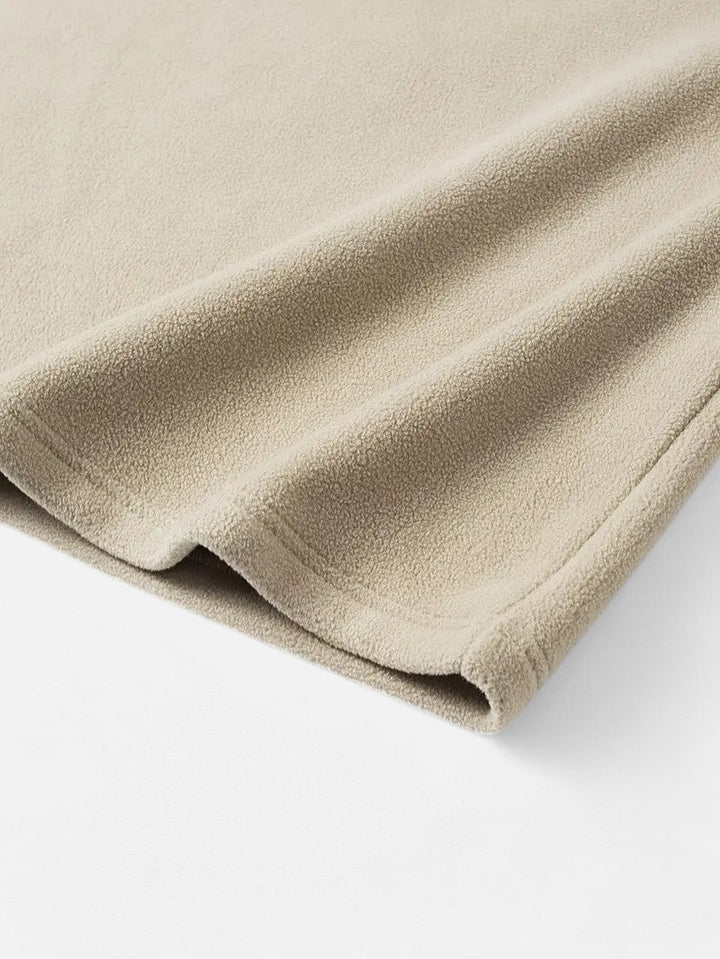 "Sweat-shirt homme à col montant zippé, coupe décontractée, tissu doux beige, idéal pour un style moderne et confortable."