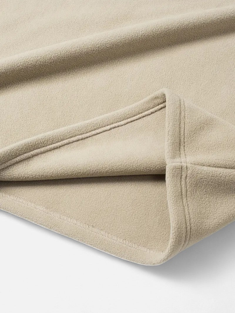 "Sweat-shirt homme à col montant zippé, coupe décontractée, tissu doux beige, idéal pour un style moderne et confortable."