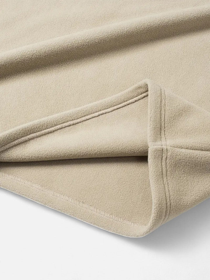 "Sweat-shirt homme à col montant zippé, coupe décontractée, tissu doux beige, idéal pour un style moderne et confortable."