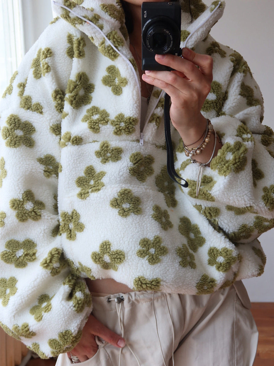Élégant sweat-shirt zippé femme, polaire douce et ample, avec poche, parfait pour les journées fraîches.